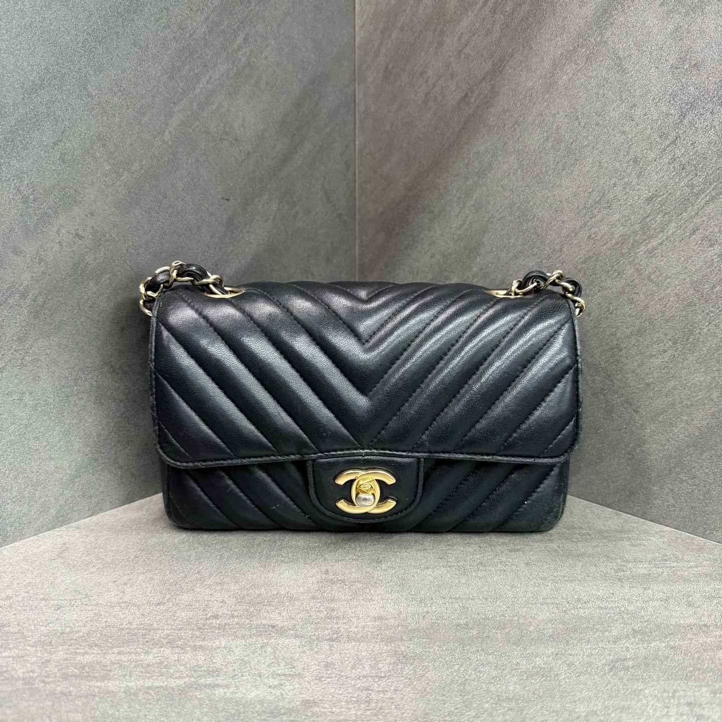 Chanel /Chanel Black gold V-patterned sheepskin large mini chain crossbody bag, 26 kai