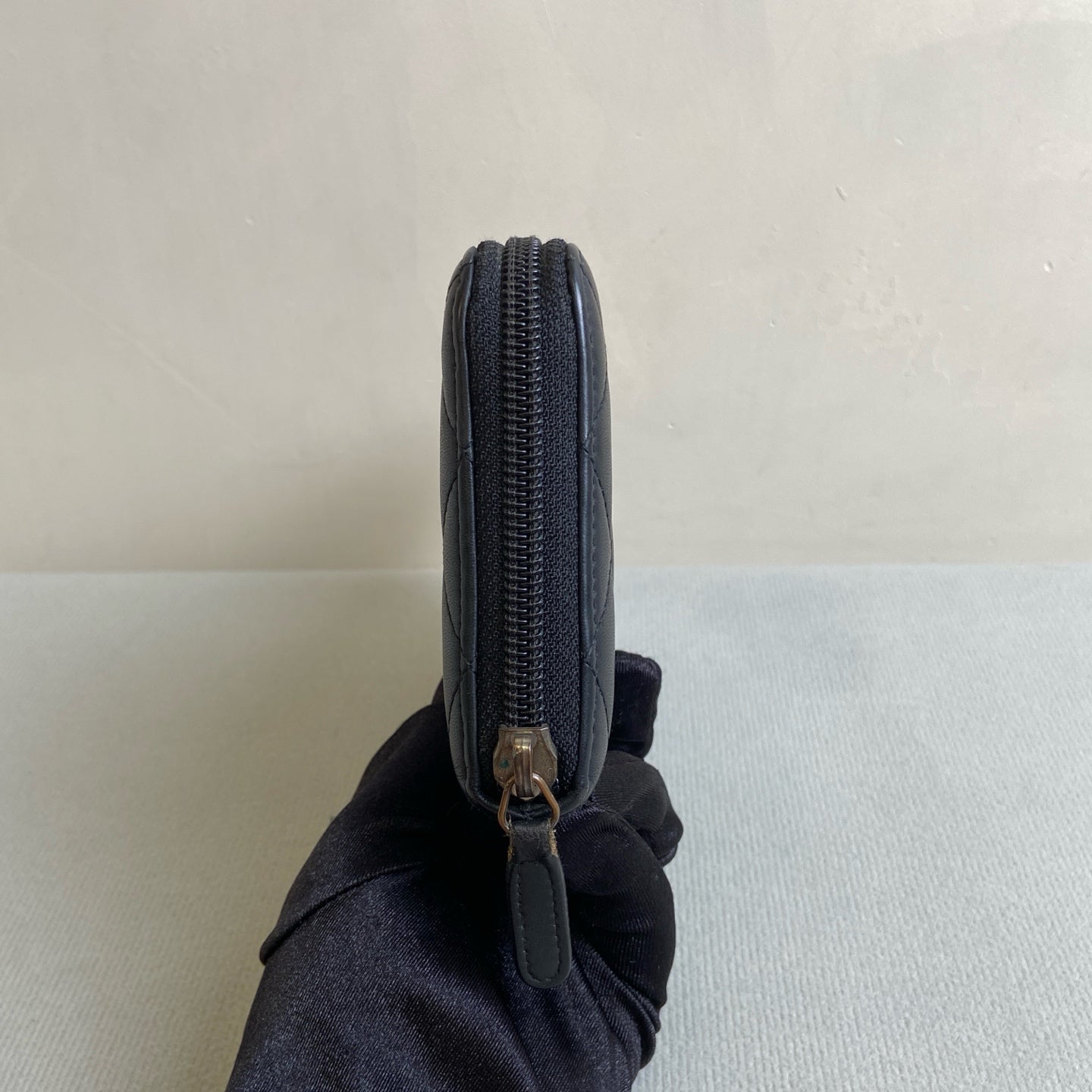 CHANEL 15 Opening 99% New Black Quilted Zipper Wallet Size: 19*10