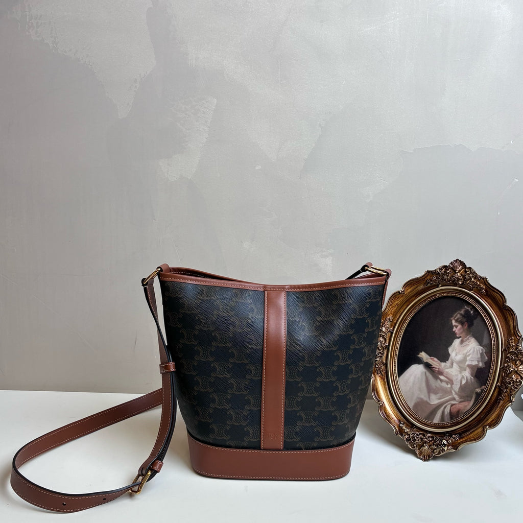 Celine Vintage Bucket Bag Shoulder Bag 99% New Size: 18x22 Leather Material