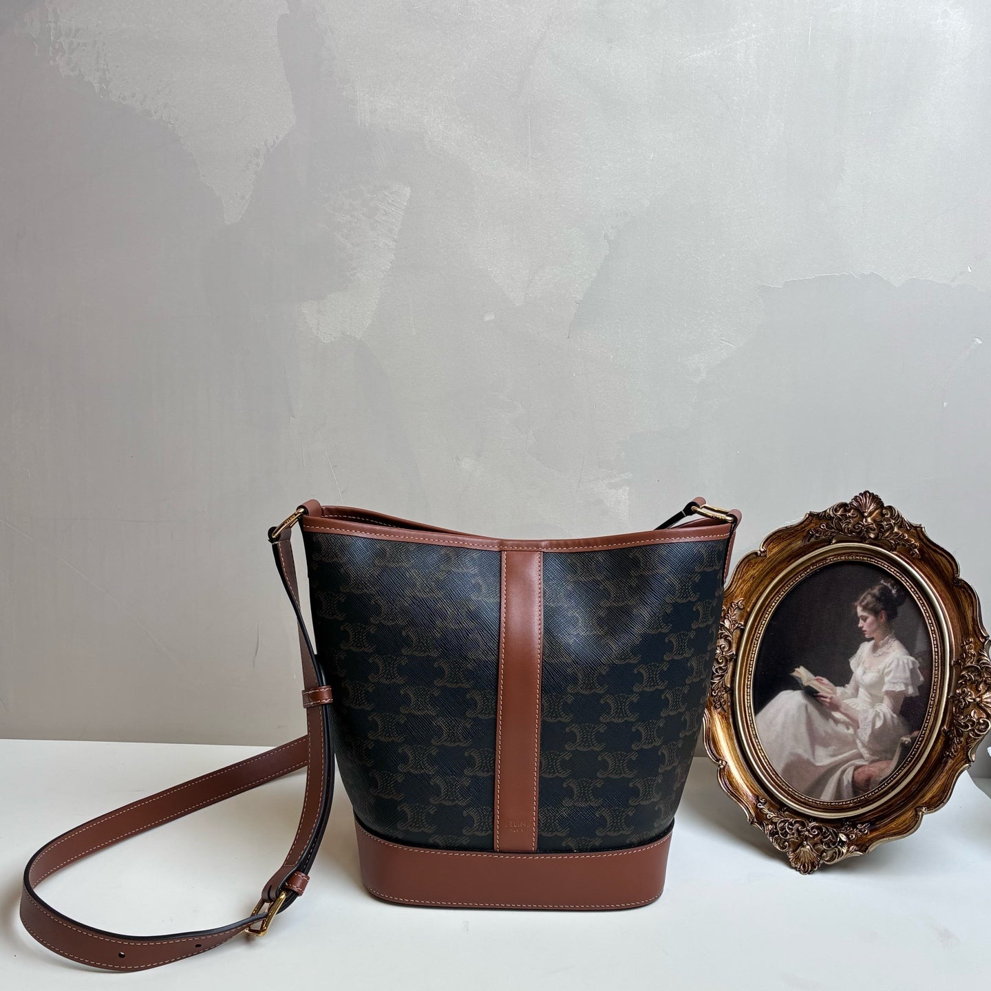 Celine Vintage Bucket Bag Shoulder Bag 99% New Size: 18x22 Leather Material
