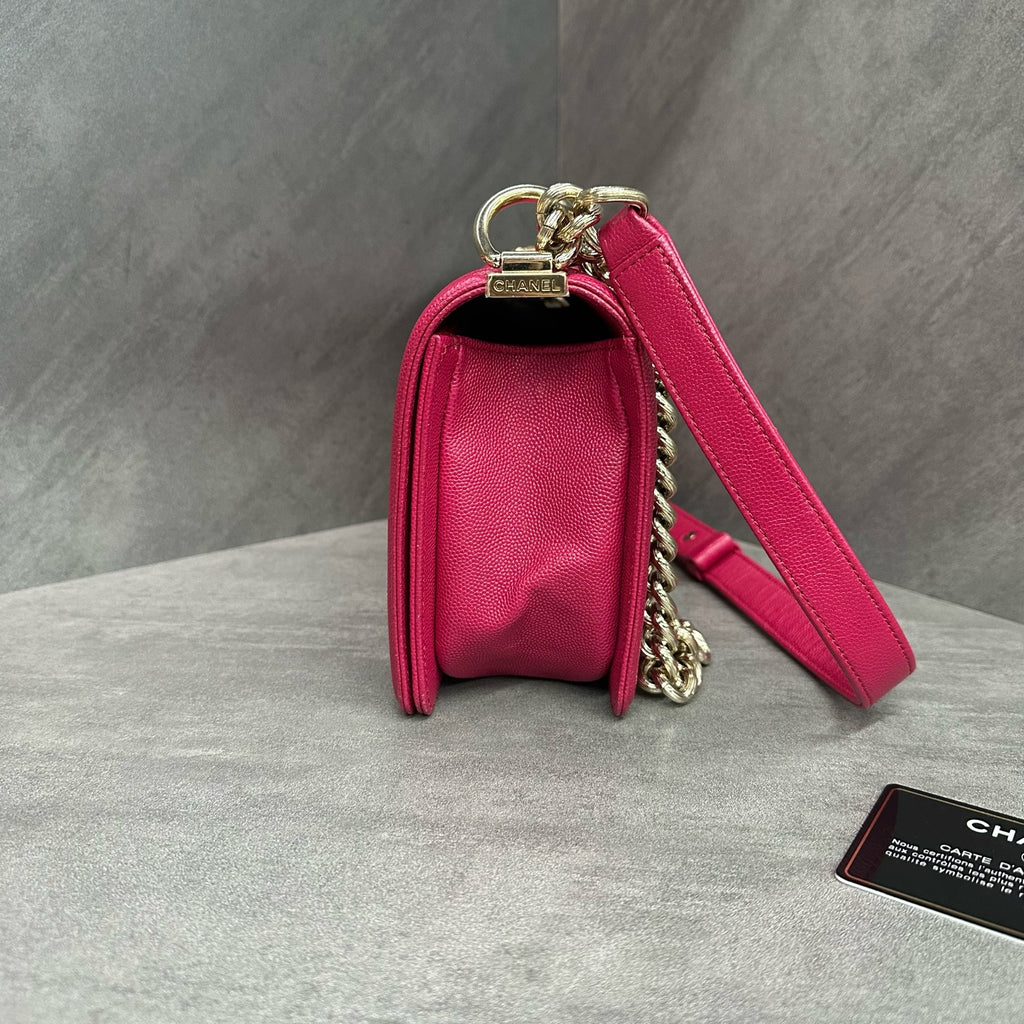 Chanel Le Boy Medium, fuchsia pink litchi leather, 23-series with authenticity card, structured shape, original condition