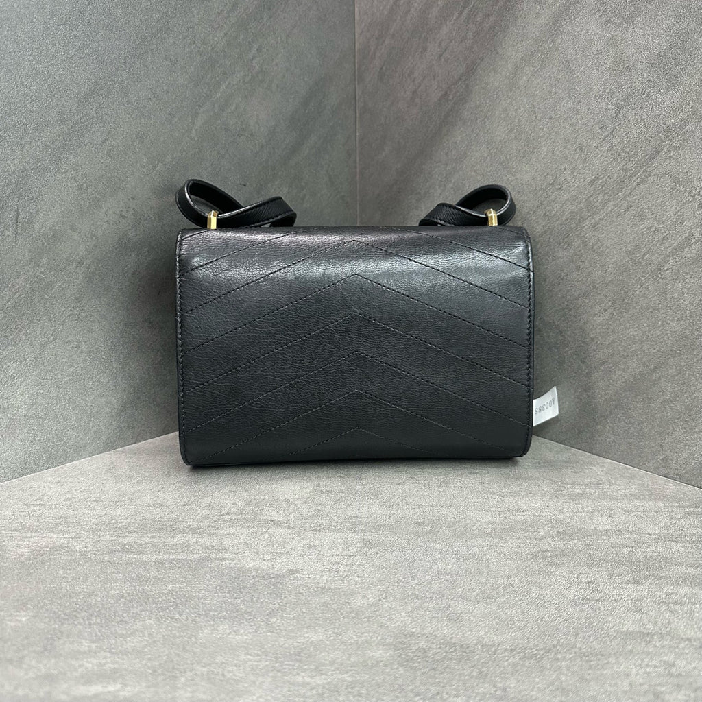 Chanel Black Gold V-Pattern Cattlehide Messenger Bag Envelope Bag 27 Opening