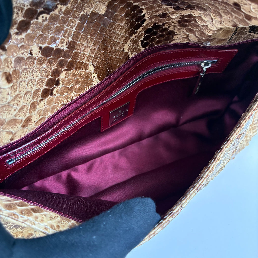 Fendi Snake Skin Silver Rod Baguette Handbag, with a bottom size of 26*12 cm. Classic baguette style, featuring snake skin combined with a red shoulder strap and a silver rod design.