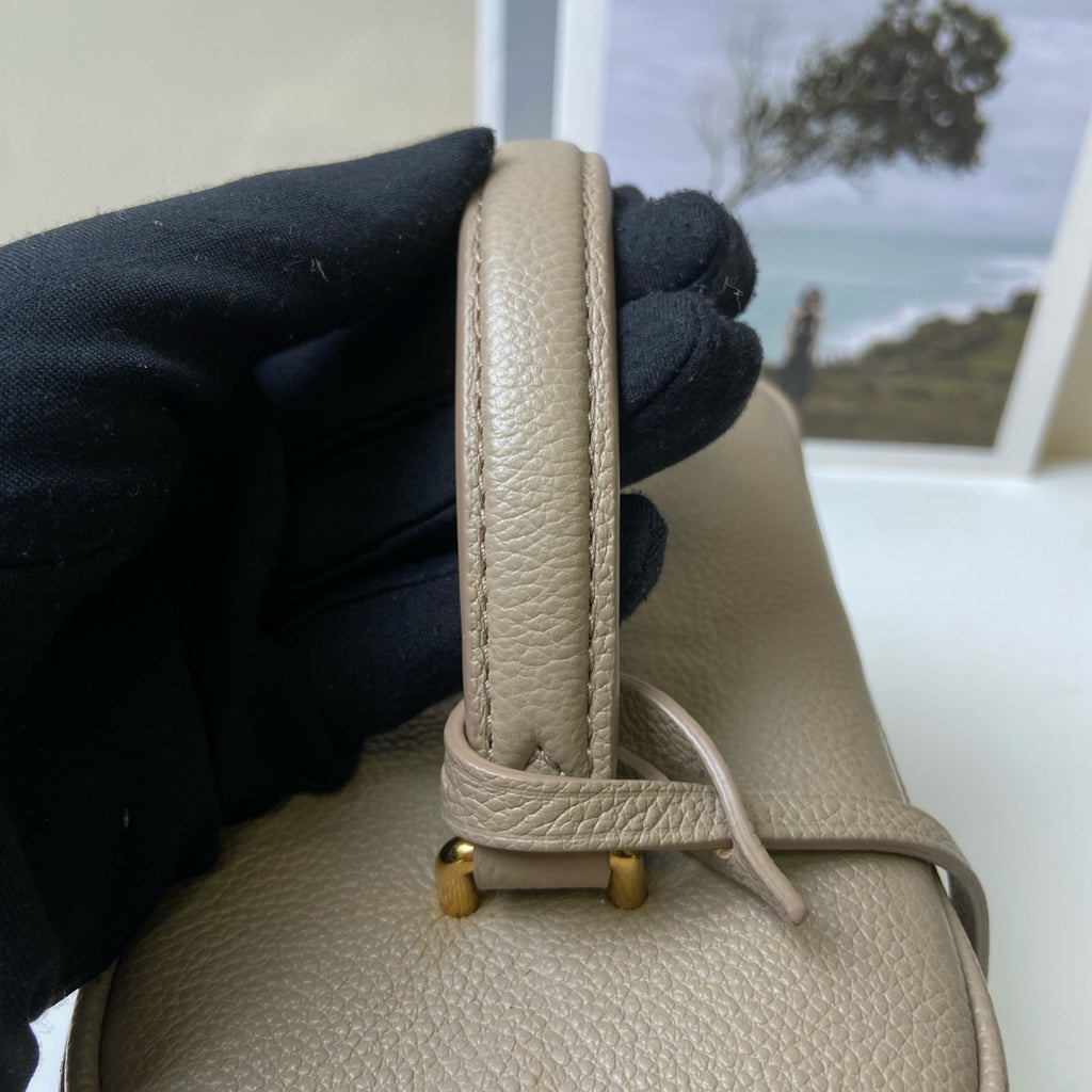 LV/Louis Vuitton Vanity Elephant Grey Full Leather Small Makeup Bag 99% New Chip Model Size: 19*13*11 Cowhide Material