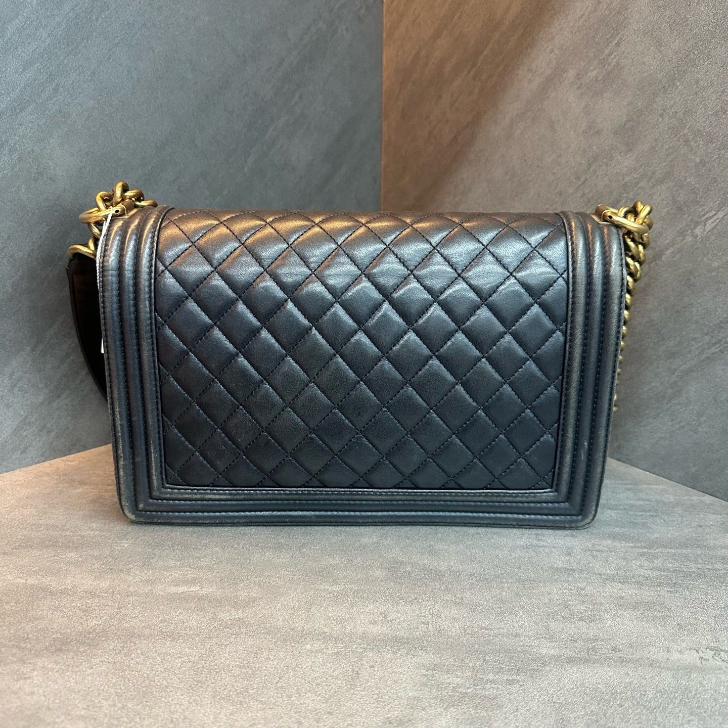 Chanel leboy medium-large size black and gold sheepskin chain bag, 19 series