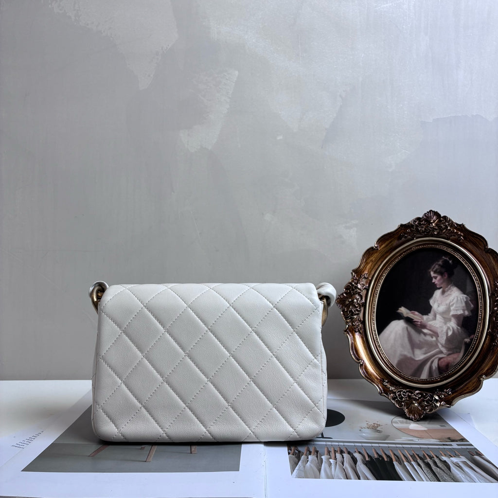 Chanel 24S New Chunky Chain Underarm Bag Chip Shoulder Bag 99% New Size: 21.5*6*13 White Gold Lambskin