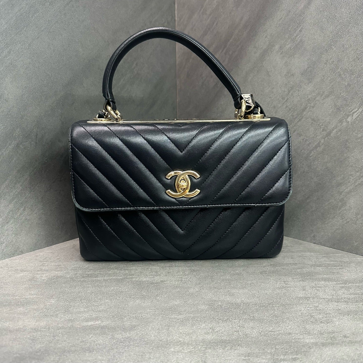 Chanel Trendy CC Black-Gold V-stitch Sheepskin Tote Shoulder Crossbody Bag, 25 Series