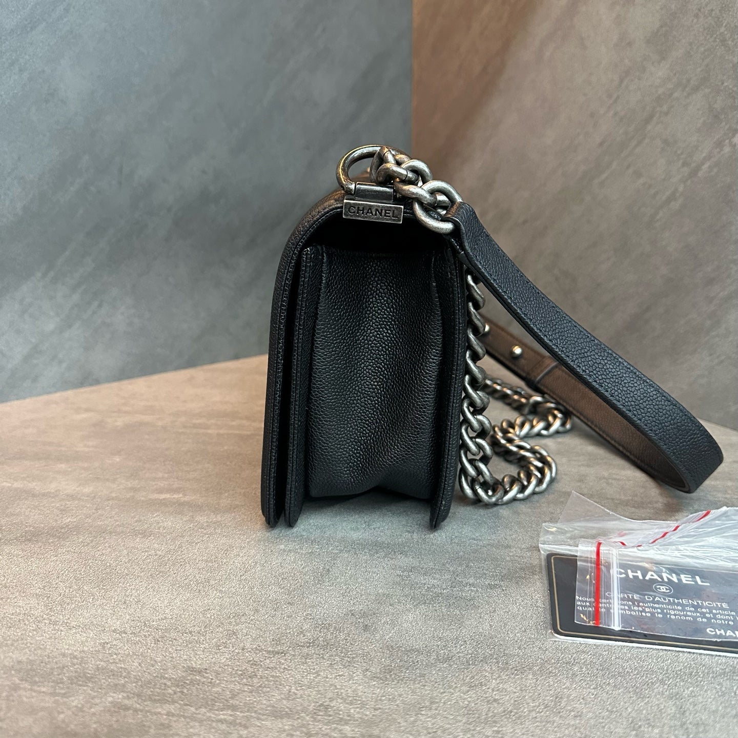 Chanel leboy medium-sized black and silver lychee cowhide chain bag, 23K with a card