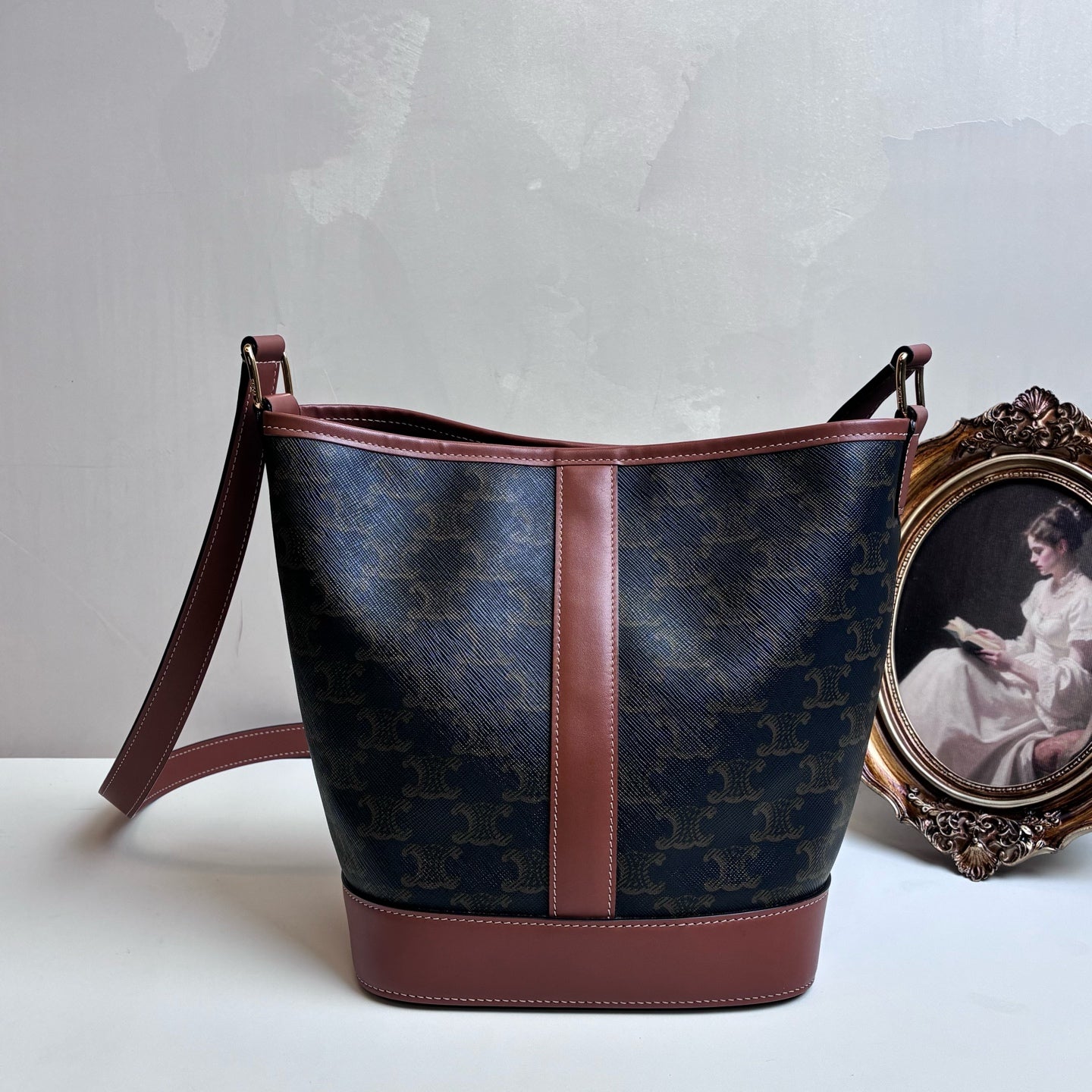 Celine Vintage Bucket Bag Shoulder Bag 99% New Size: 18x22 Leather Material