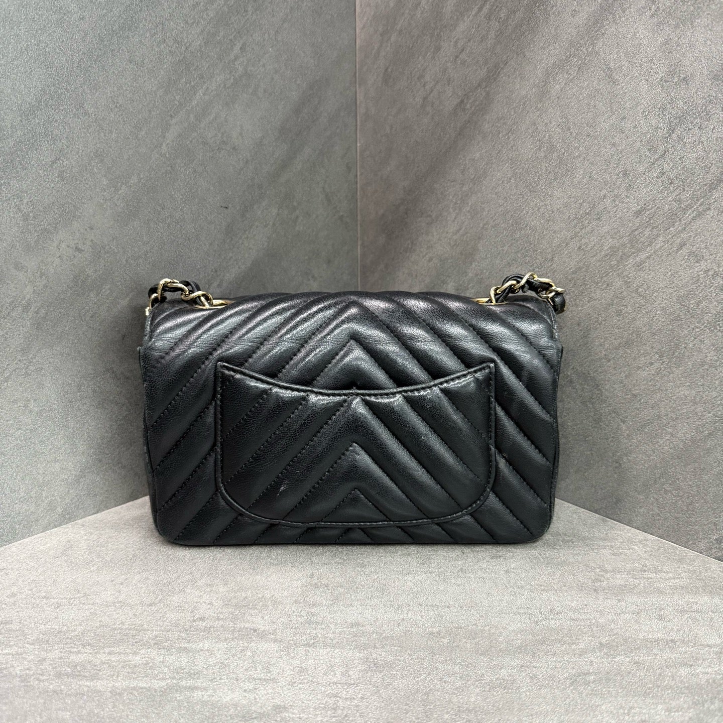 Chanel /Chanel Black gold V-patterned sheepskin large mini chain crossbody bag, 26 kai