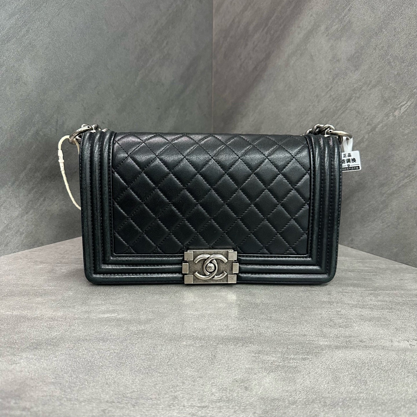 Chanel leboy medium-sized black and silver sheepskin chain bag, 20mo, cardless, three-dimensional, clean inside