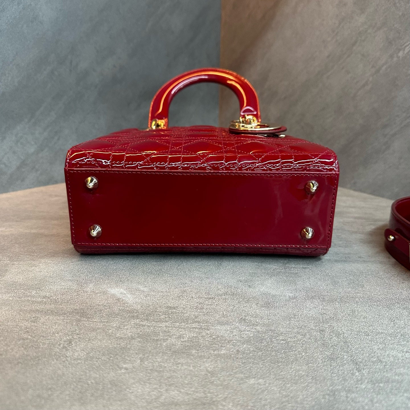 Dior four-check red gold patent leather chain bag with 22-year-old coded letter shoulder strap and suede lining