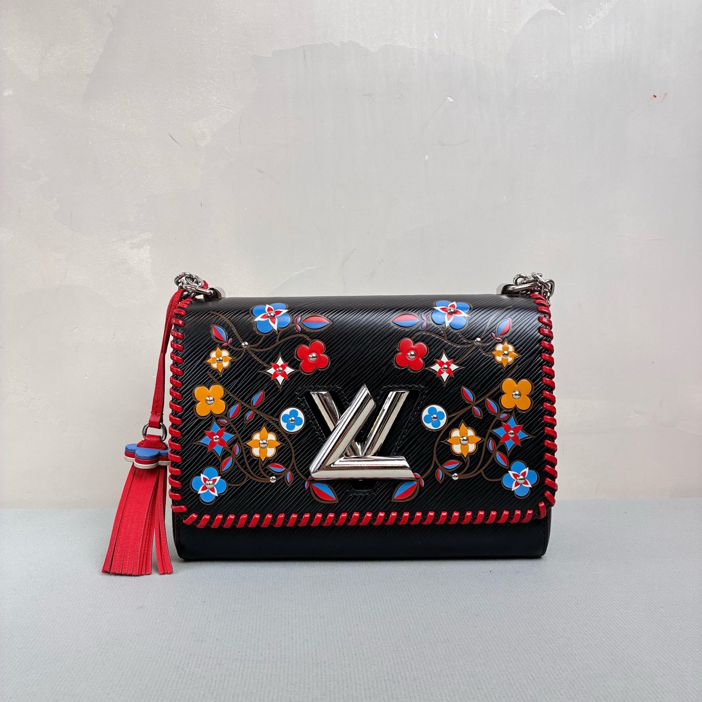 LV/Louis Vuitton Twist Series Limited Edition Crossbody Bag, Dimensions 23*16 cm.