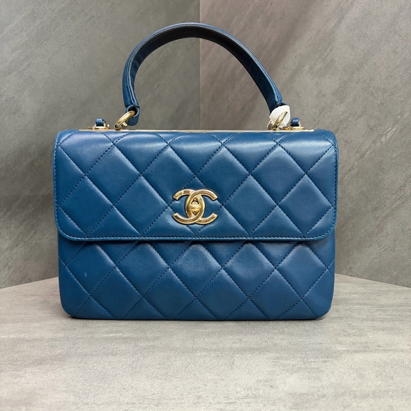 Chanel Trendy CC small blue gold-clasp sheepskin handbag, 24 kai, no card bag, good shape, clean inside