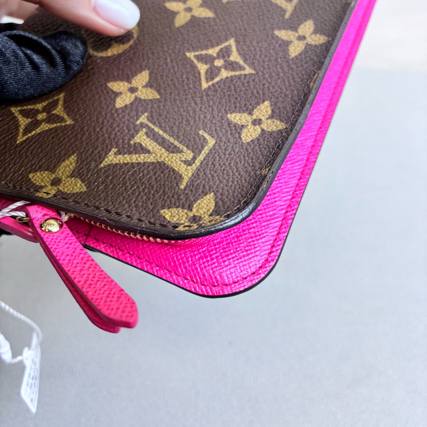 Louis Vuitton 98 New Seasonal Limited Edition Large V Long Wallet Size 21*11