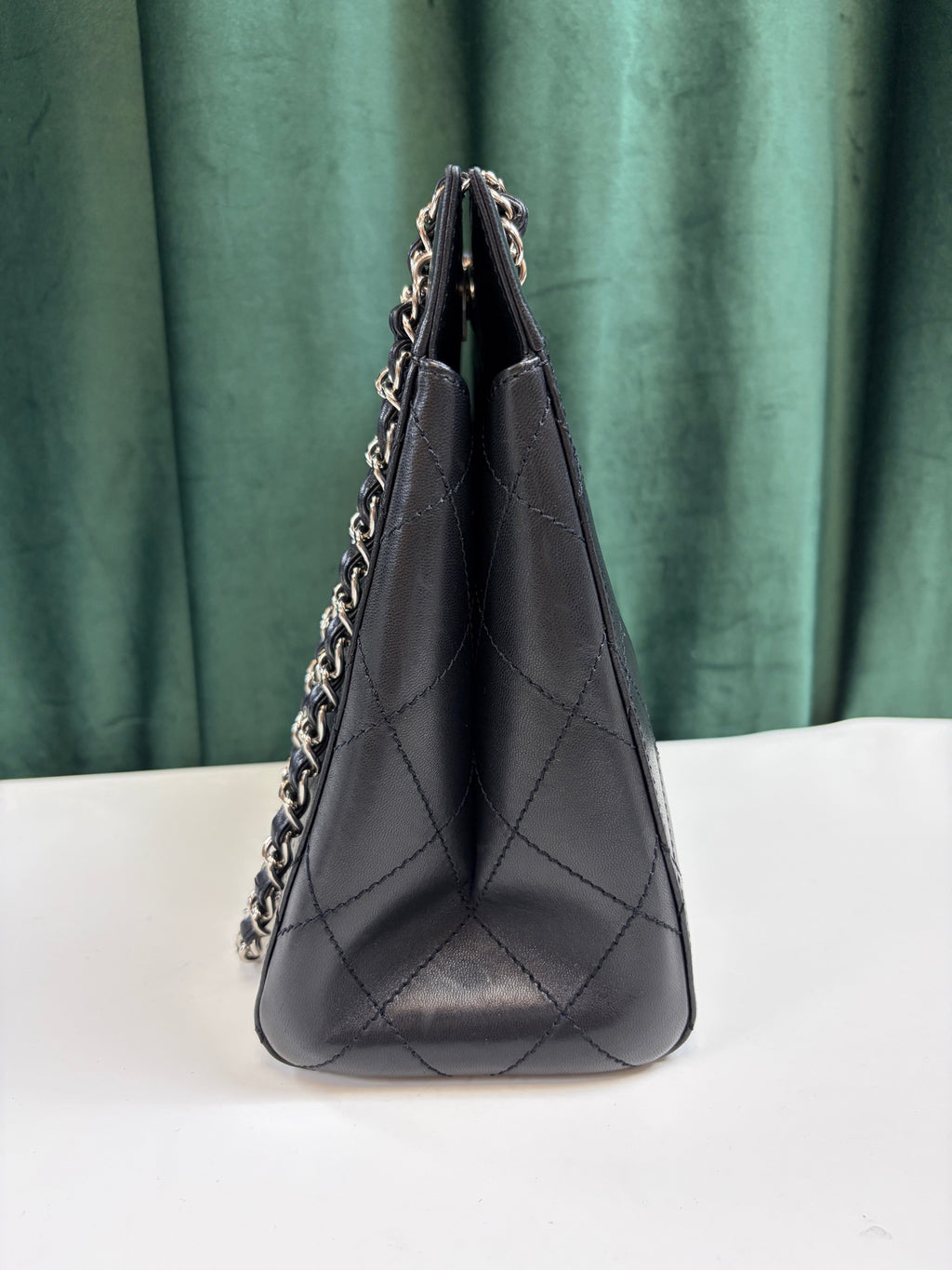 CHANEL Black and Silver Glossy Surface Piano Score Tote Chain Bag 99% New Pre-owned Bag Five Openings