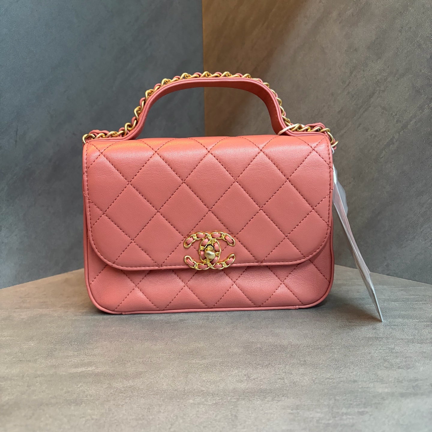 Chanel 19bag Pink gold buckle cowhide messenger bag, three-dimensional inside clean, 28 opening with a strap card