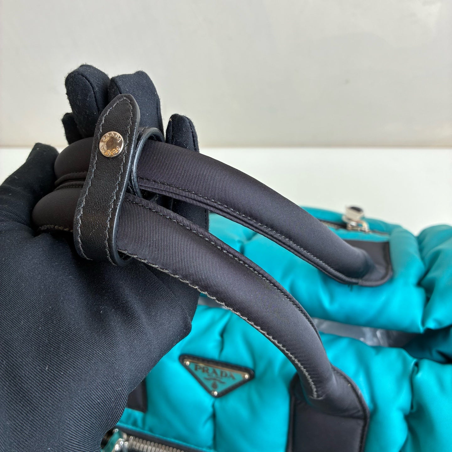 Prada Peacock Blue Bread Down Tote Bag, can be hand-held or shoulder-carried! 99% new, original price over 20,000, bottom width 31cm, top width 40cm.