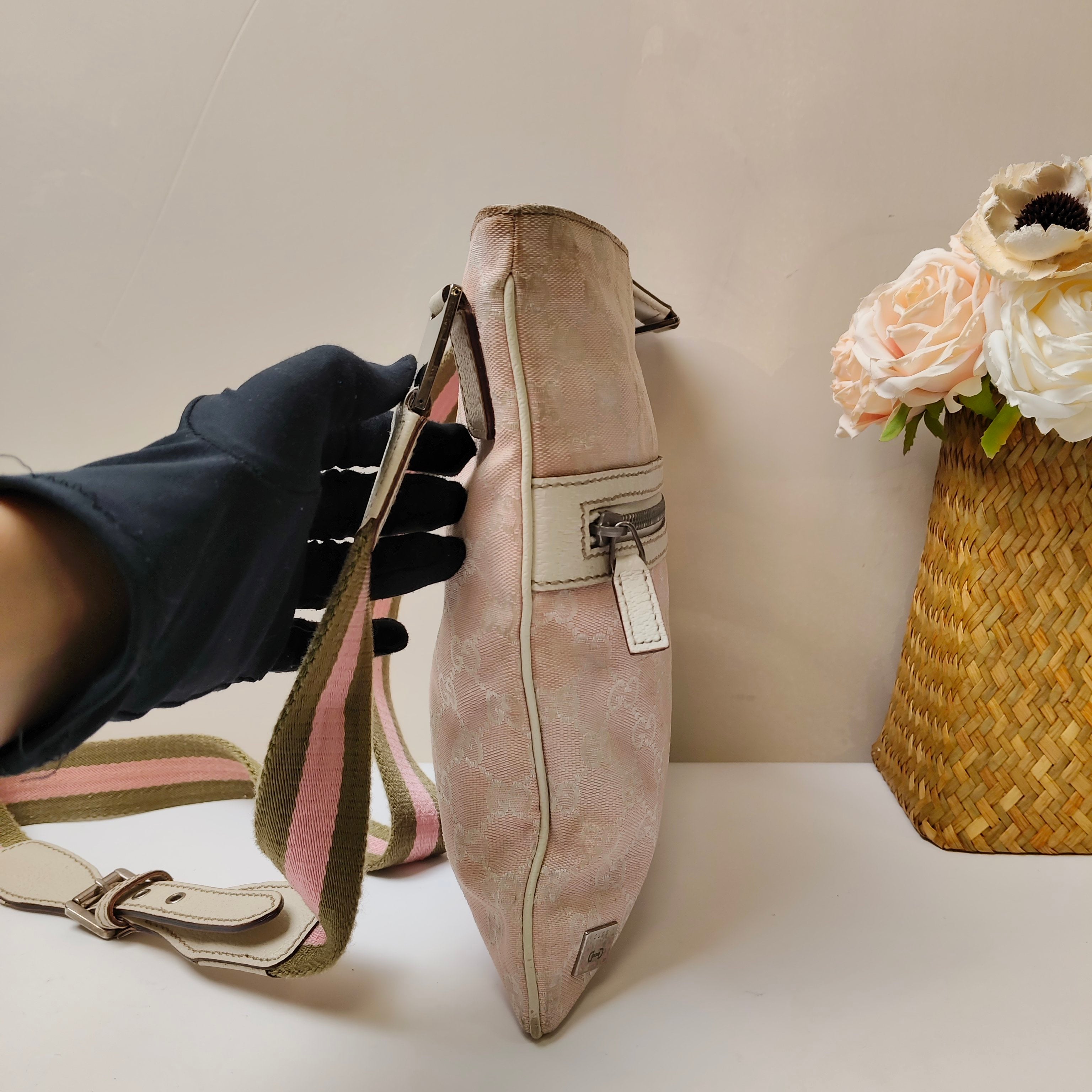 Gucci authentic canvas bag in pink with silver logo, vintage style, size approximately 27*29 cm.
