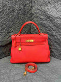 Hermès Kelly 32, Togo leather, red, gold hardware, P stamp in the square, in stock at a favorable price