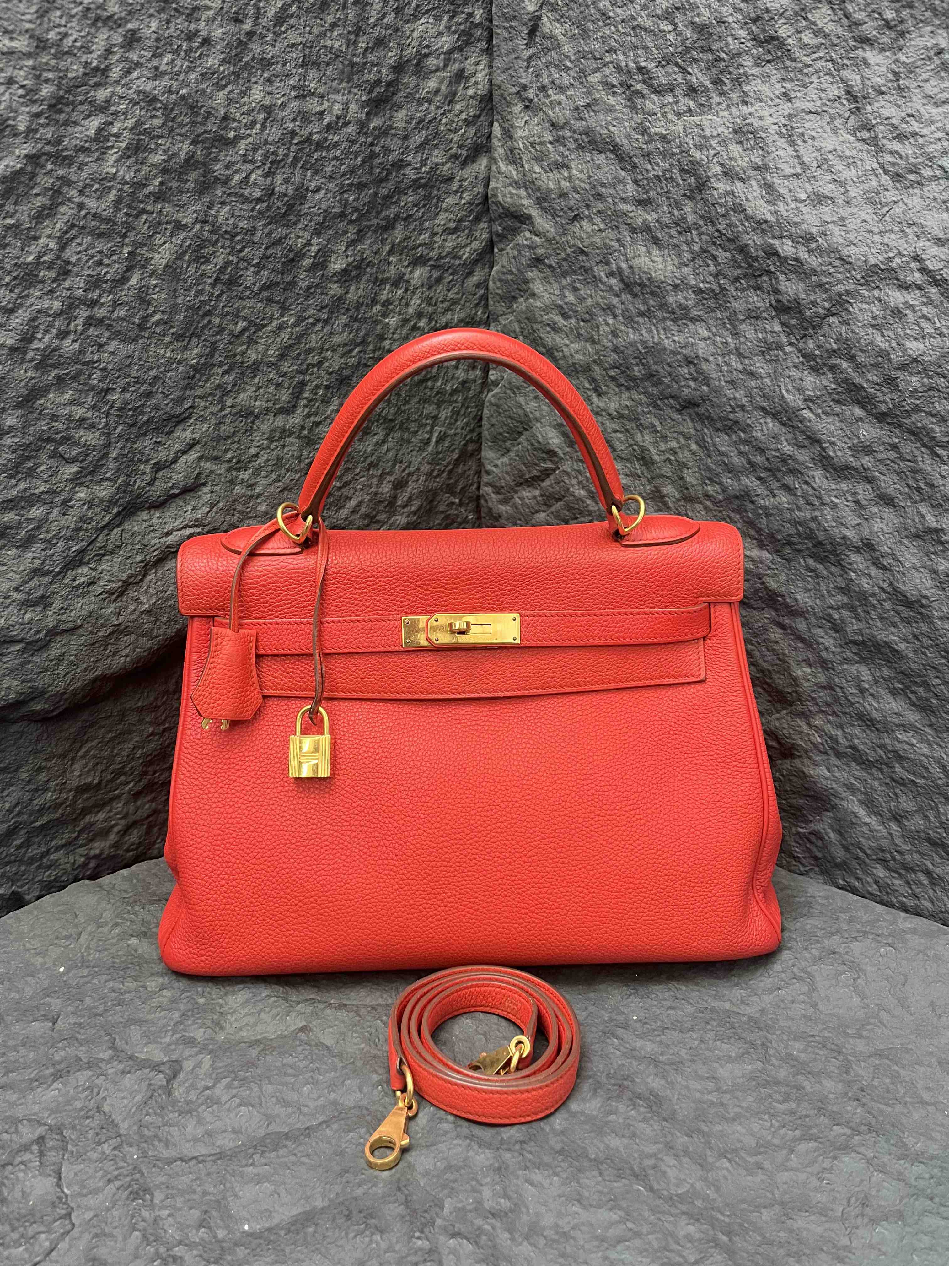 Hermès Kelly 32, Togo leather, red, gold hardware, P stamp in the square, in stock at a favorable price