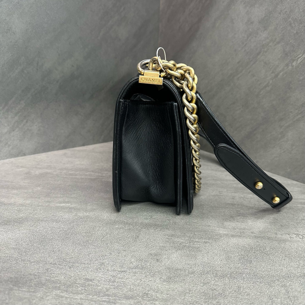 Chanel leboy medium-sized black gold sheepskin chain bag, 24-opening type, three-dimensional inside clean
