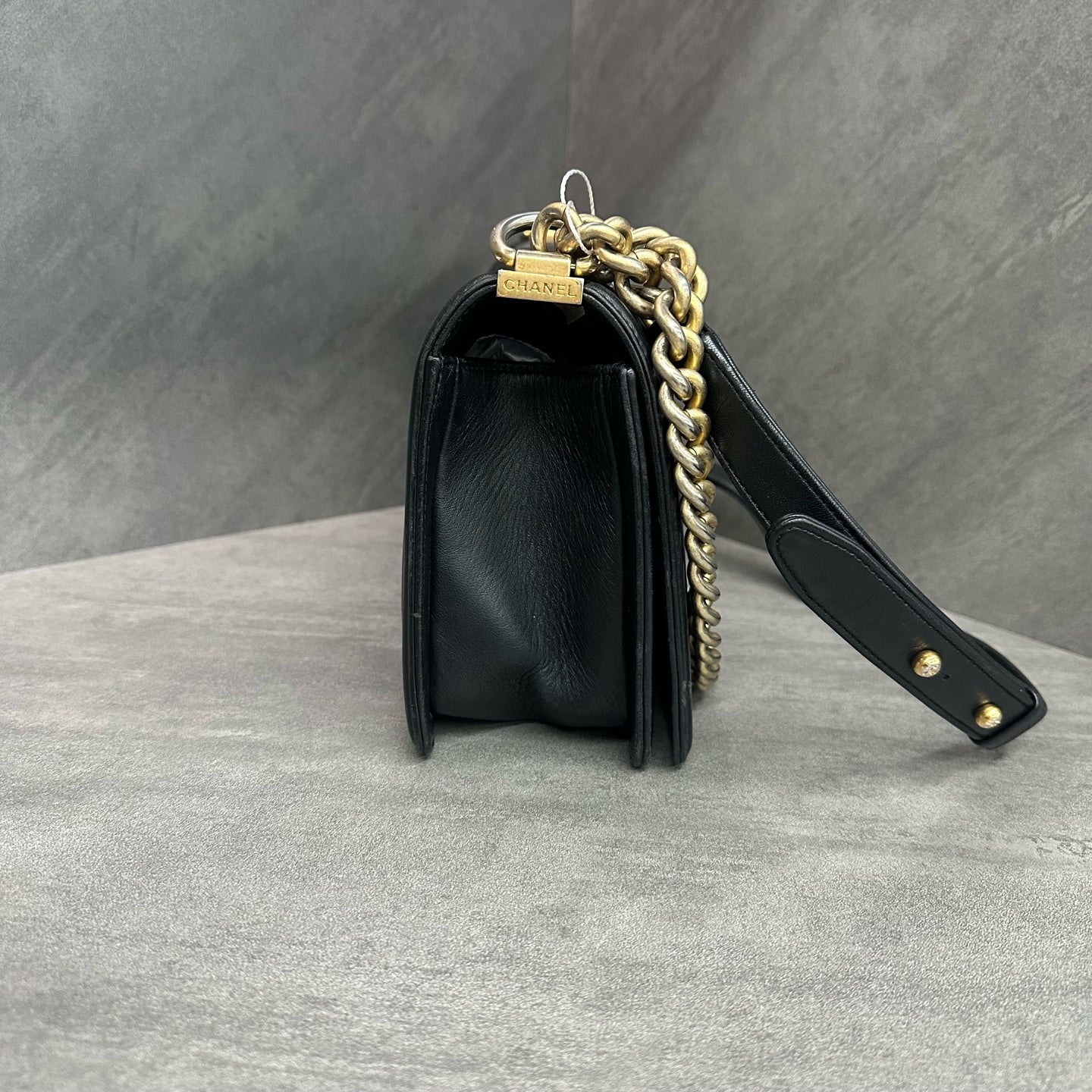 Chanel leboy medium-sized black gold sheepskin chain bag, 24-opening type, three-dimensional inside clean
