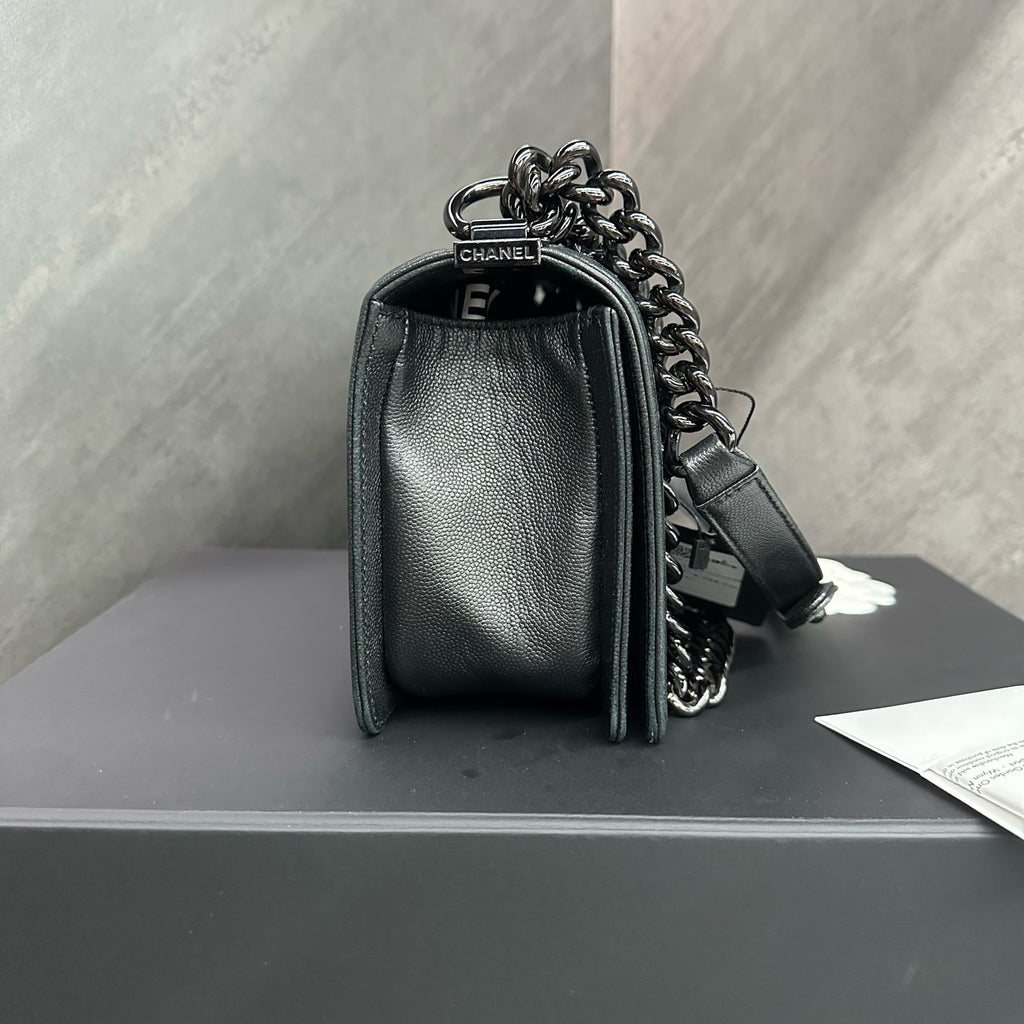 CHANEL, medium-sized, in excellent condition, So Black Leboy series, black-buckled quilted leather chain shoulder crossbody handbag, 23