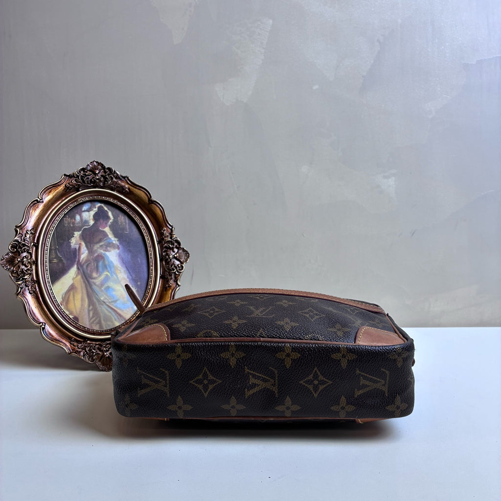 Louis Vuitton Vintage Monogram Camera Bag 1988 Shoulder Bag 98% New Size: 23*14 Coated Canvas