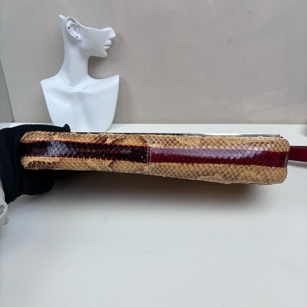 Fendi Snake Skin Silver Rod Baguette Handbag, with a bottom size of 26*12 cm. Classic baguette style, featuring snake skin combined with a red shoulder strap and a silver rod design.
