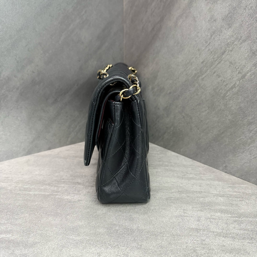 Chanel cf medium size black gold sheepskin chain bag, 26mo, cardless, three-dimensional and clean inside