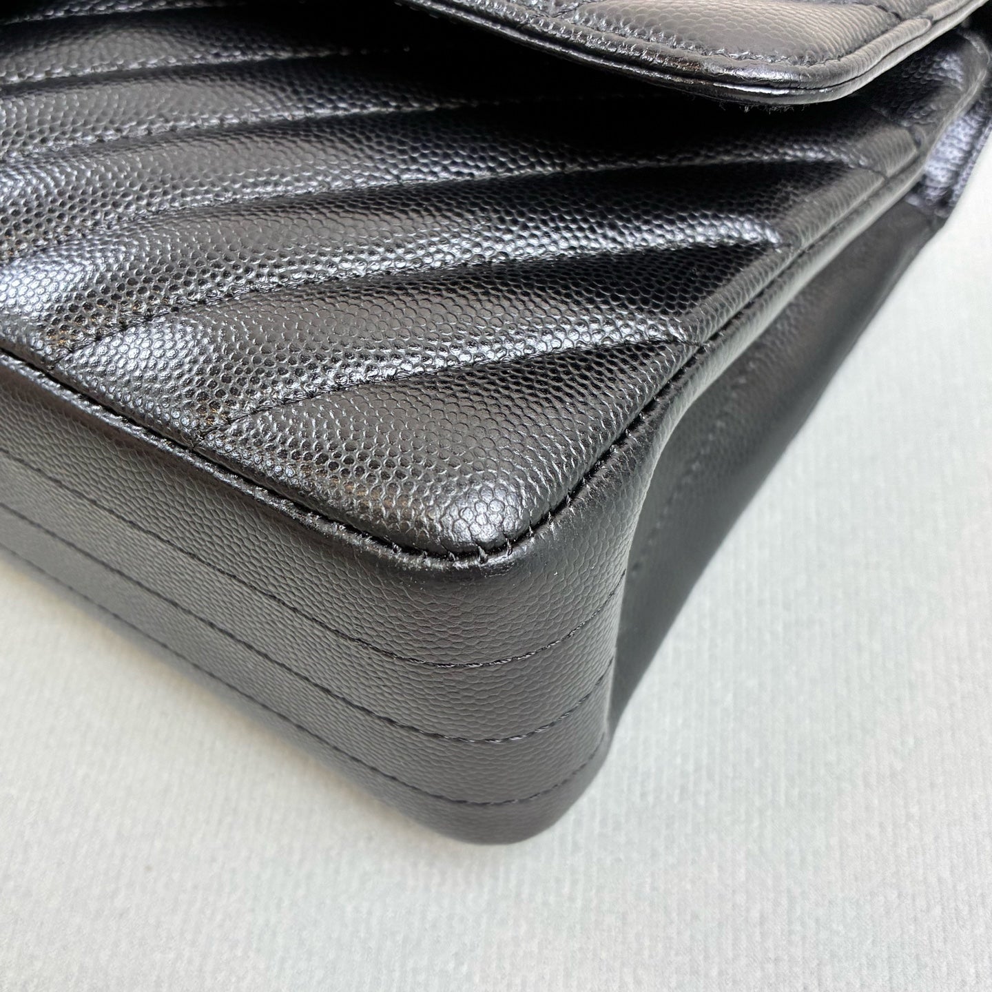 Chanel/Chanel 22 Classic Flap Medium Black Silver V-Quilted Lambskin Chain Bag 99% New Size: 25*15