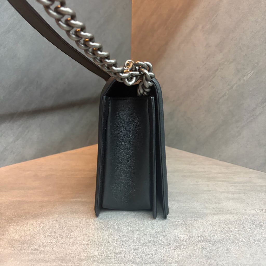 Chanel leboy medium to large-sized black silver cowhide chain bag, 19 kai, no card bag, good shape, clean inside