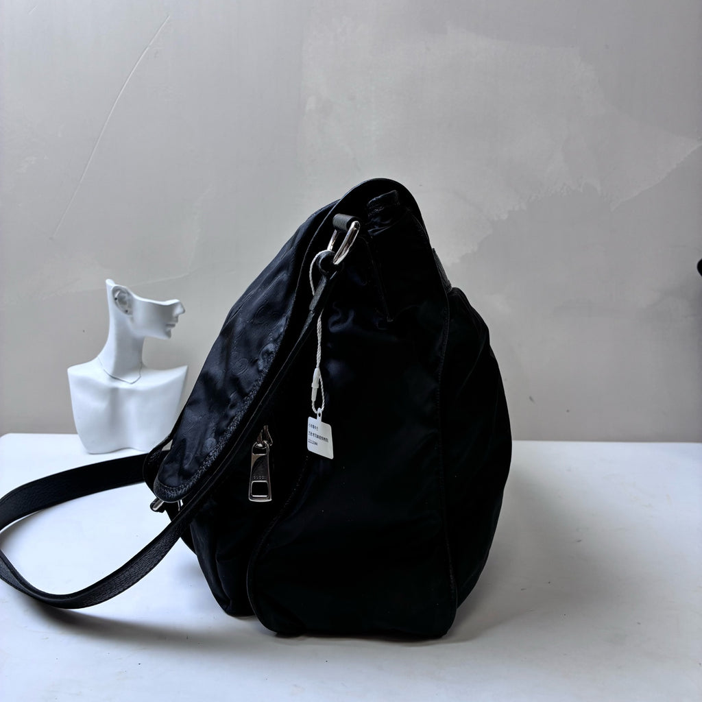 GUCCI Flower Print Messenger Crossbody Bag Shoulder Bag Like New 99% New Length 35cm Black Nylon Material