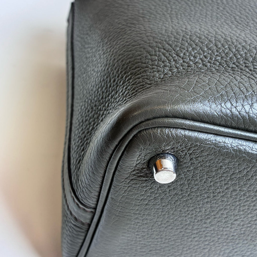 Hermes / Hermès Garden Party 18 P刻 in 99% new condition   Dimensions: 18 x 13 x 18 cm   Color: Gray Green   Includes lock