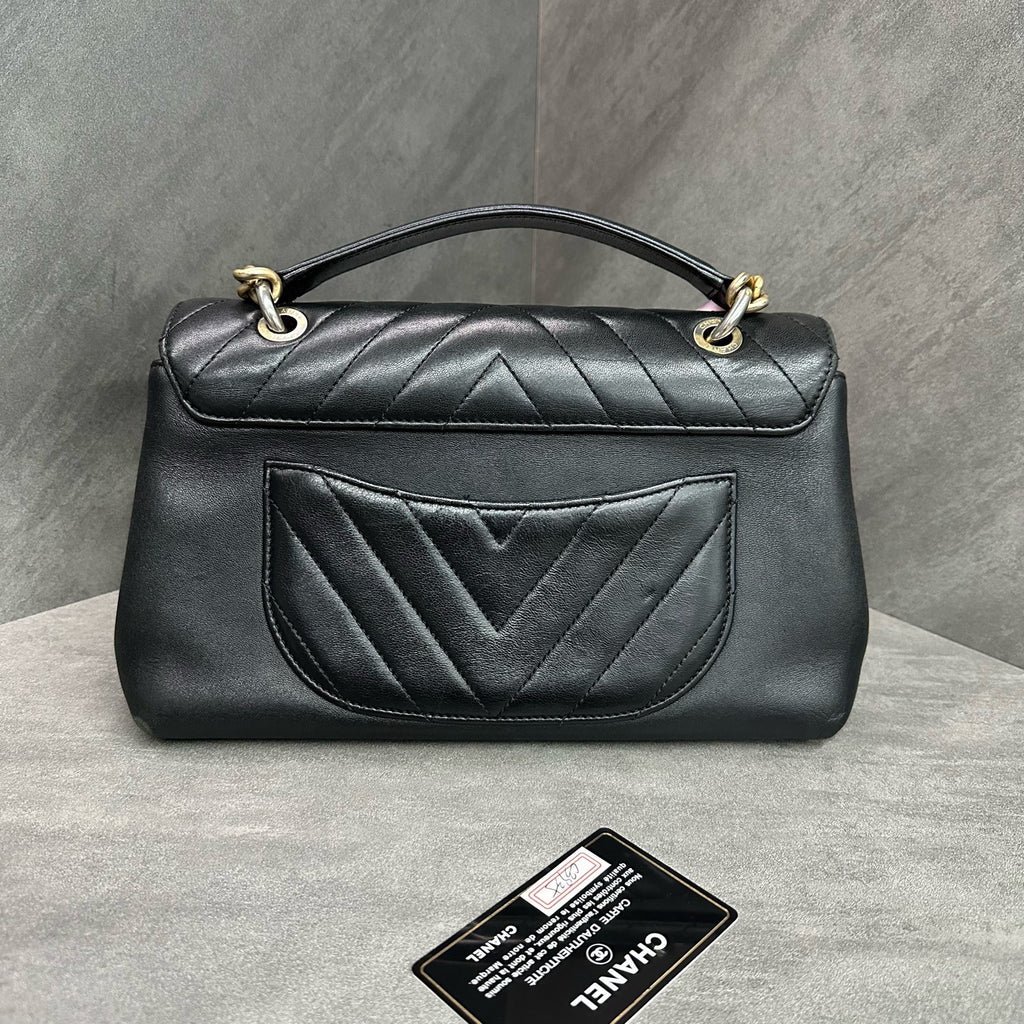 Chanel full leather V-patterned gold buckle handle black chain bag, 24 opening with card