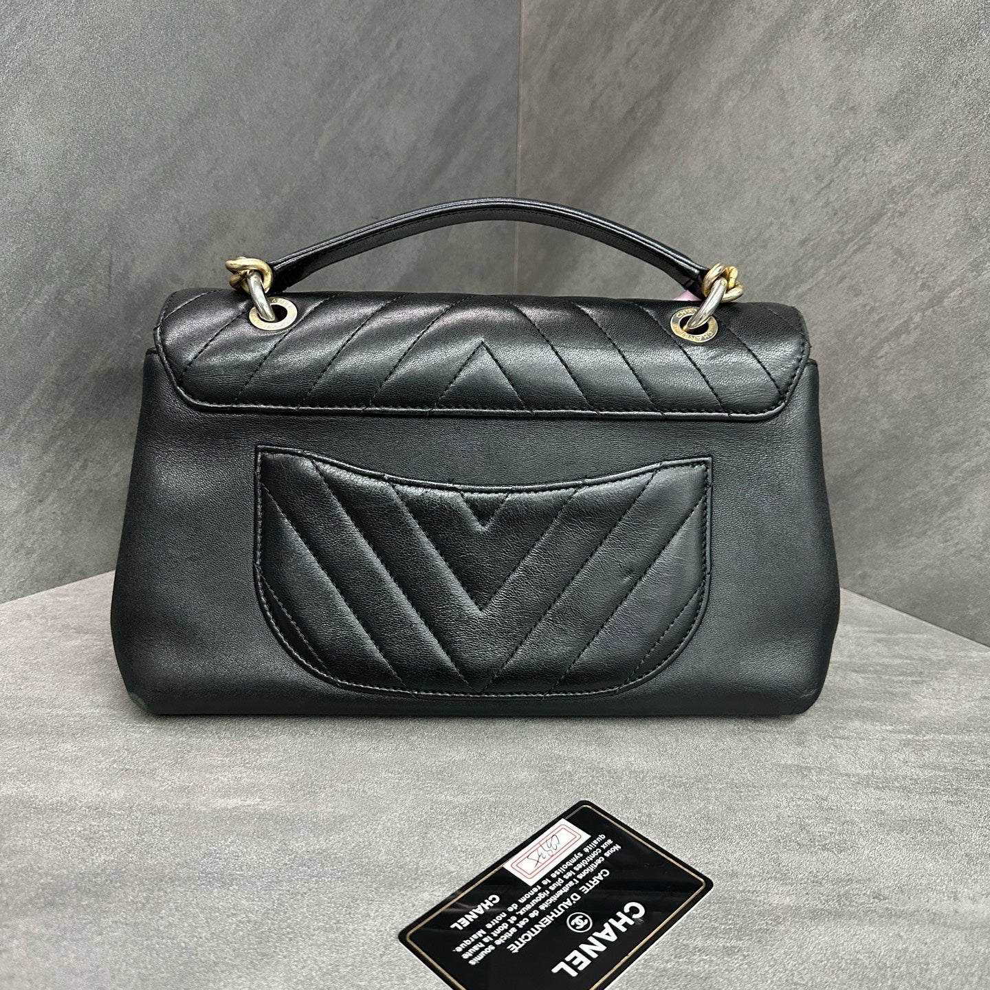 Chanel full leather V-patterned gold buckle handle black chain bag, 24 opening with card