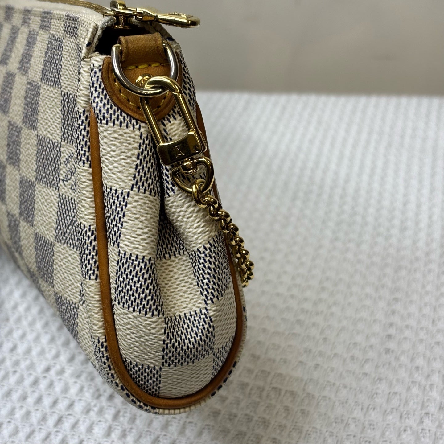 LV/Louis Vuitton White Checkerboard EVA Chain Bag Can be Worn Crossbody 99% New Size 24*12
