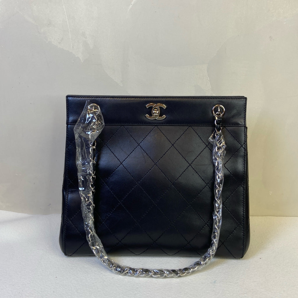 CHANEL Black and Silver Glossy Piano Sheet Tote Chain Bag 99% New Second-Hand Bag Five Open