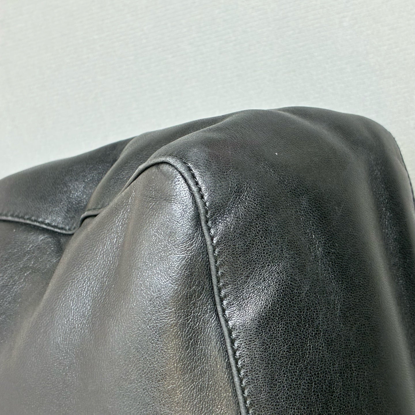 98% New PRADA Black Chain Handbag, Made in Italy from Black Leather. The chain shoulder strap is very textured, with a large capacity, perfect for everyday outings.