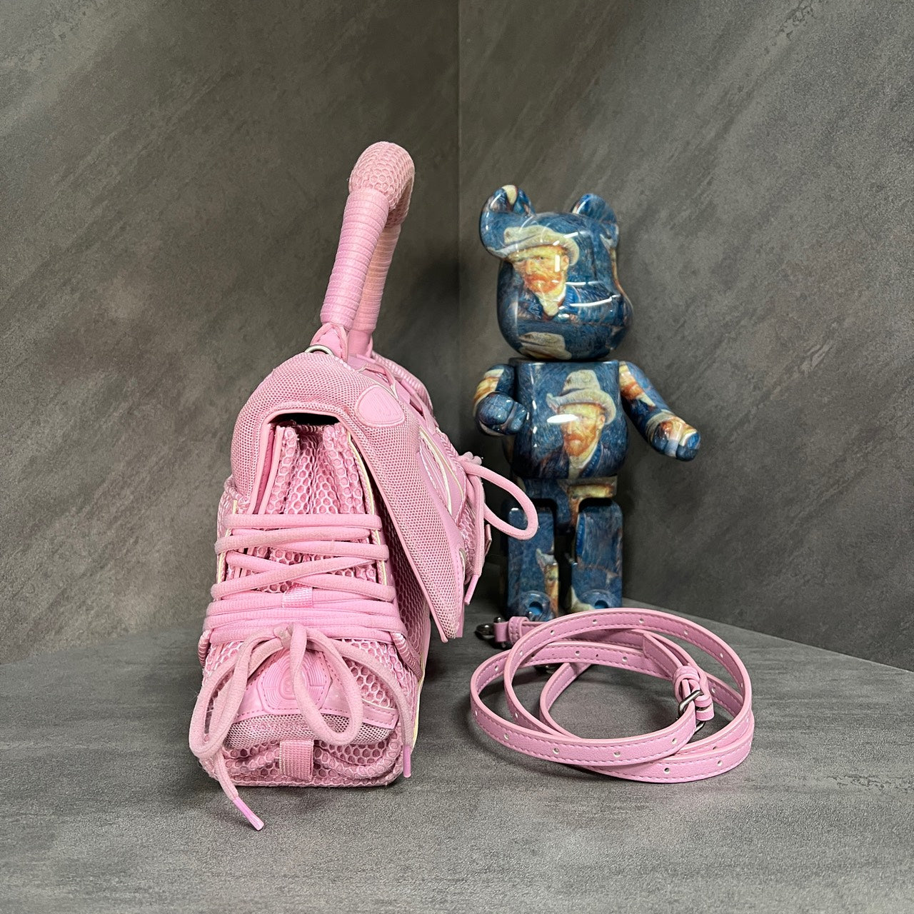 Balenciaga small pink Hourglass bag, with outstanding texture and just-right design, it is a super popular item right now~