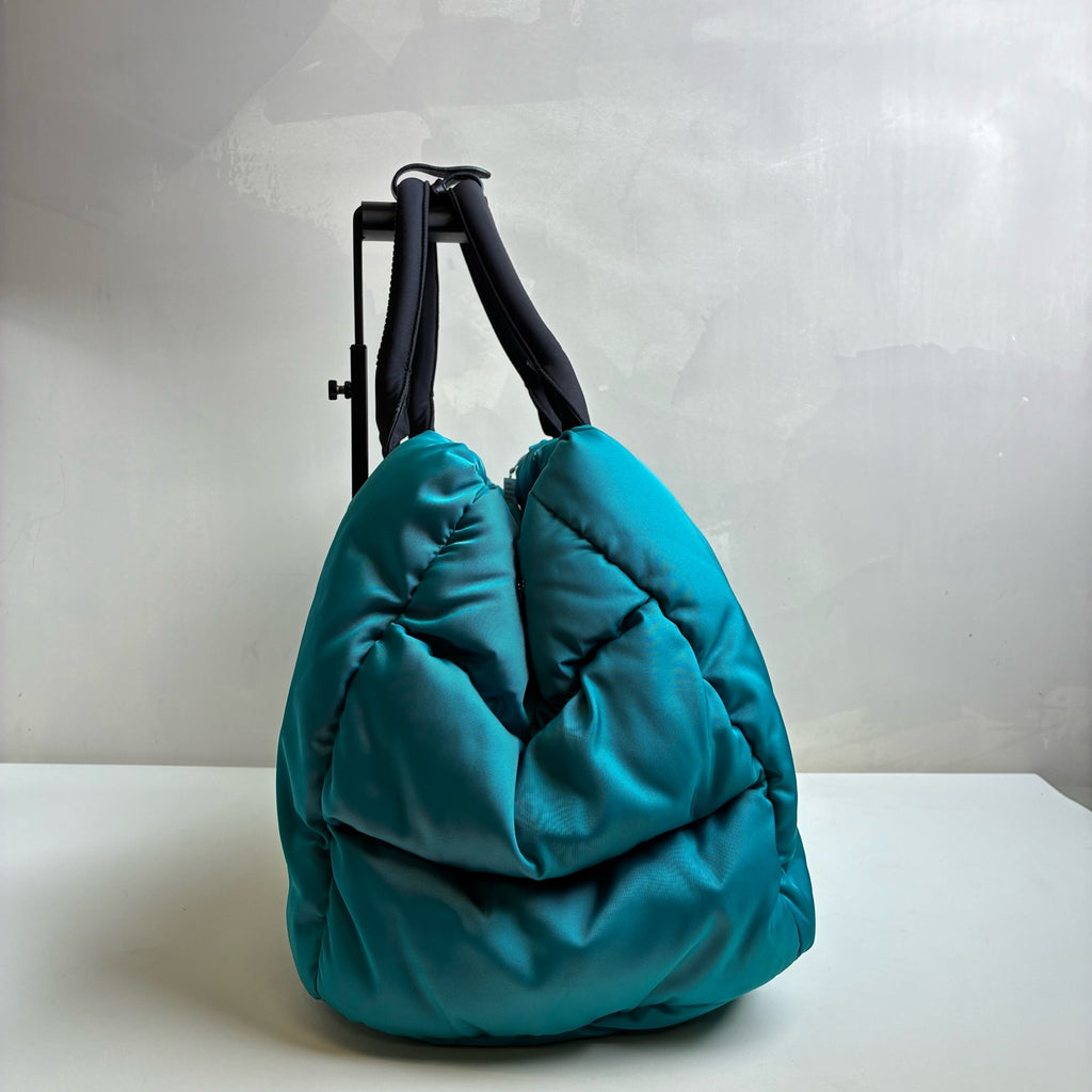 Prada Peacock Blue Bread Down Tote Bag, can be hand-held or shoulder-carried! 99% new, original price over 20,000, bottom width 31cm, top width 40cm.