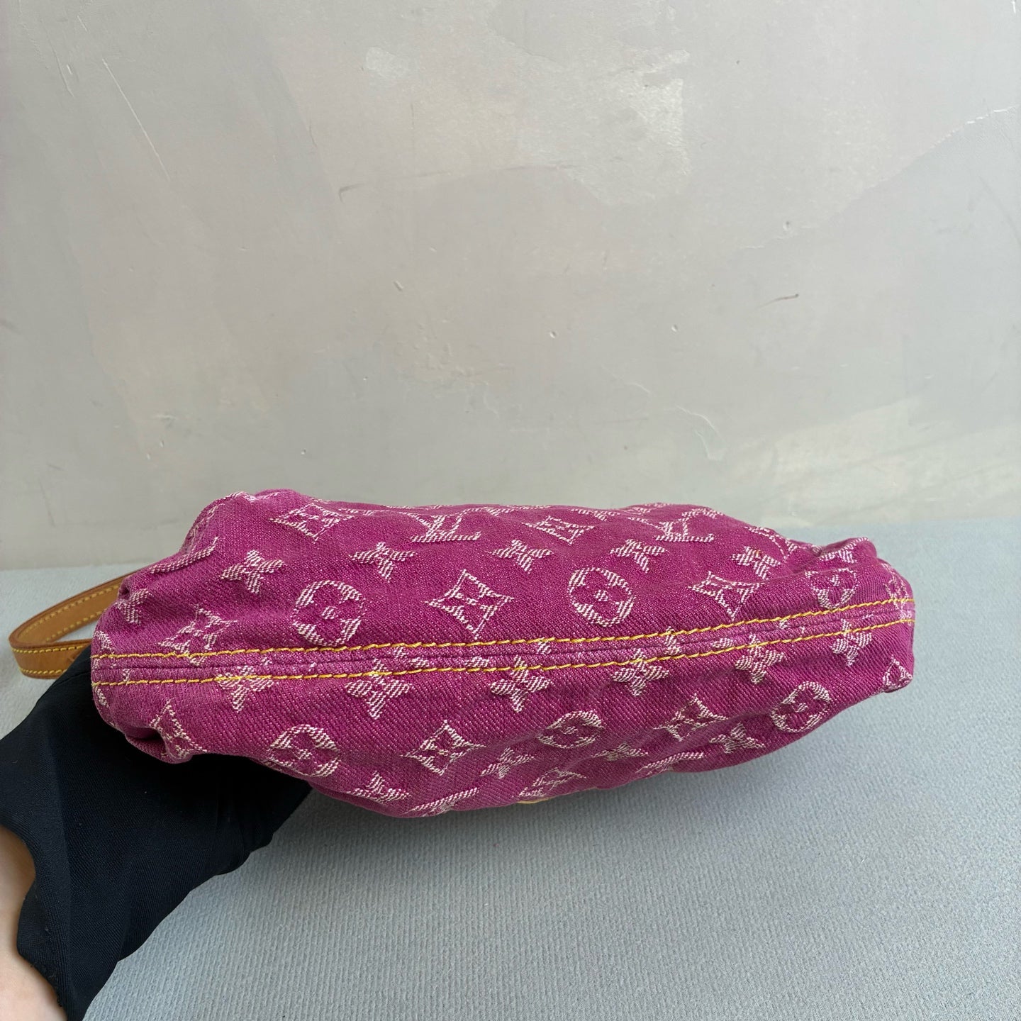LV/Louis Vuitton Pink Denim Coin Purse 2006 Edition Underarm Bag Size 22*16 Condition 98% New