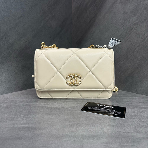 Chanel 19bag woc beige gold-tone chain bag, classic diamond quilted, 31 series with authenticity card