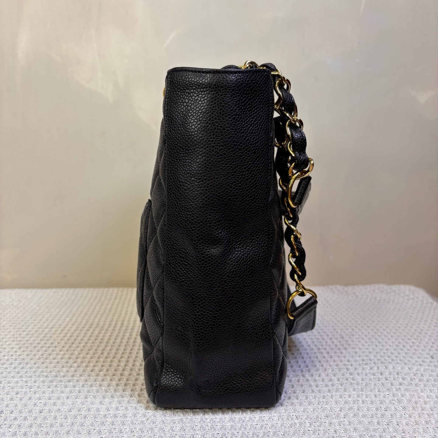 Chanel, 14K, PST black with gold hardware classic quilted textured leather shopping bag, shoulder tote bag dimensions: 25x9x23 cm, compact.