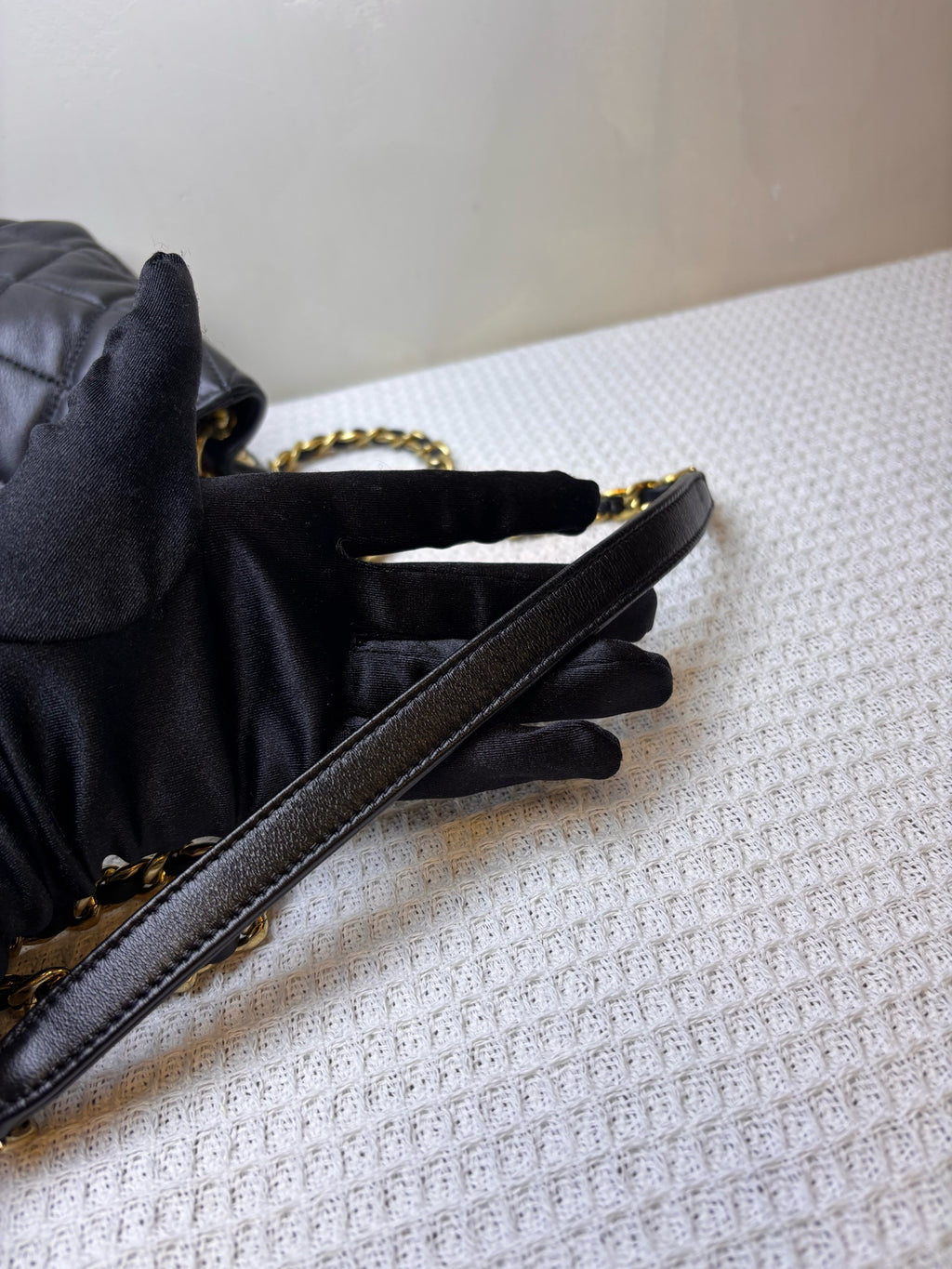 Chanel 22B Wanderer Small Shoulder Crossbody Bag Black Gold Lambskin Chip Version / 21*16