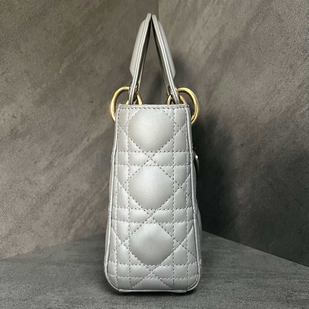 Dior Lady Dior three-compartment lambskin handbag, gray chain, 2021 serial code, accessories include dust bag and box