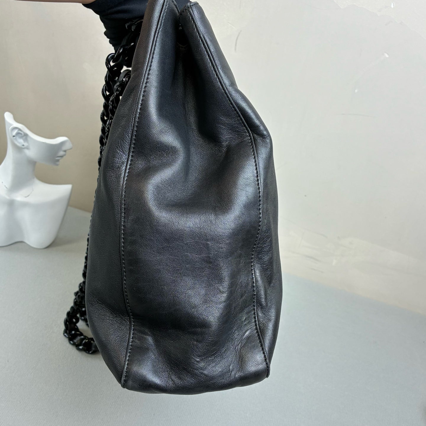 98% New PRADA Black Chain Handbag, Made in Italy from Black Leather. The chain shoulder strap is very textured, with a large capacity, perfect for everyday outings.
