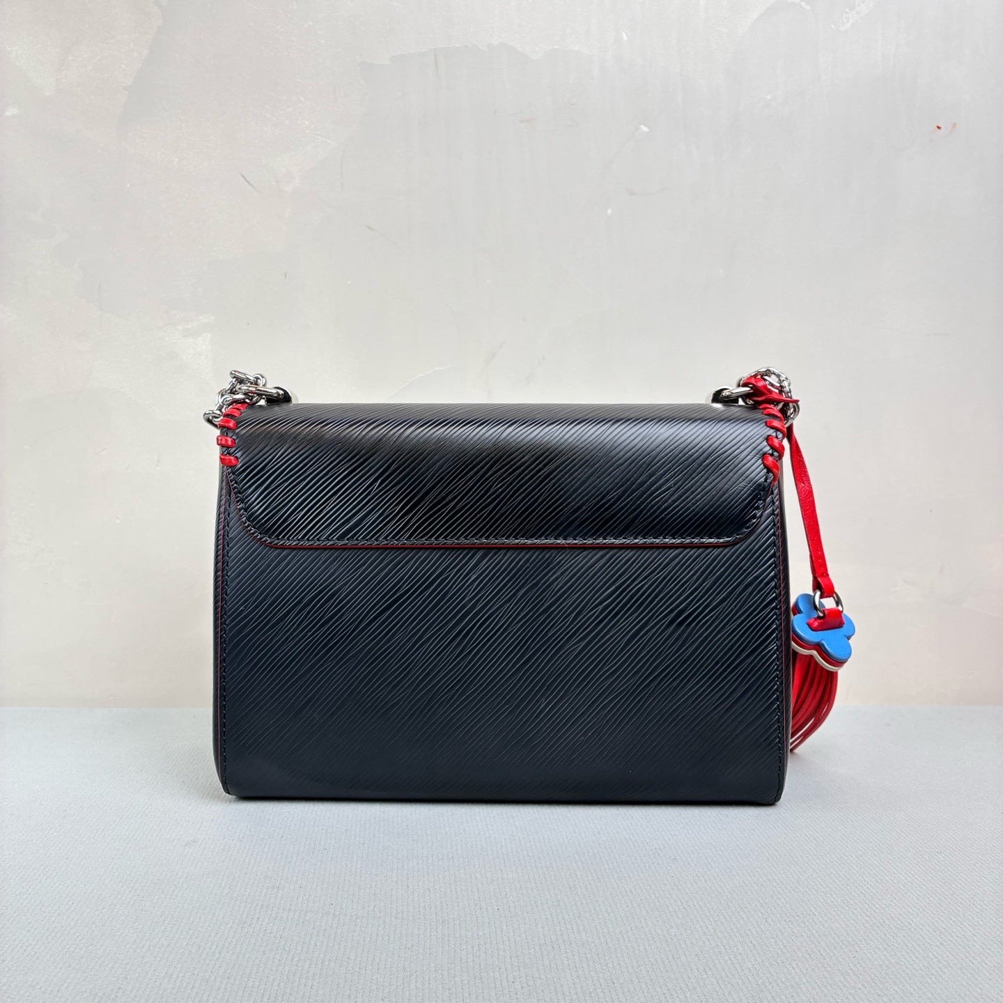LV/Louis Vuitton Twist Series Limited Edition Crossbody Bag, Dimensions 23*16 cm.