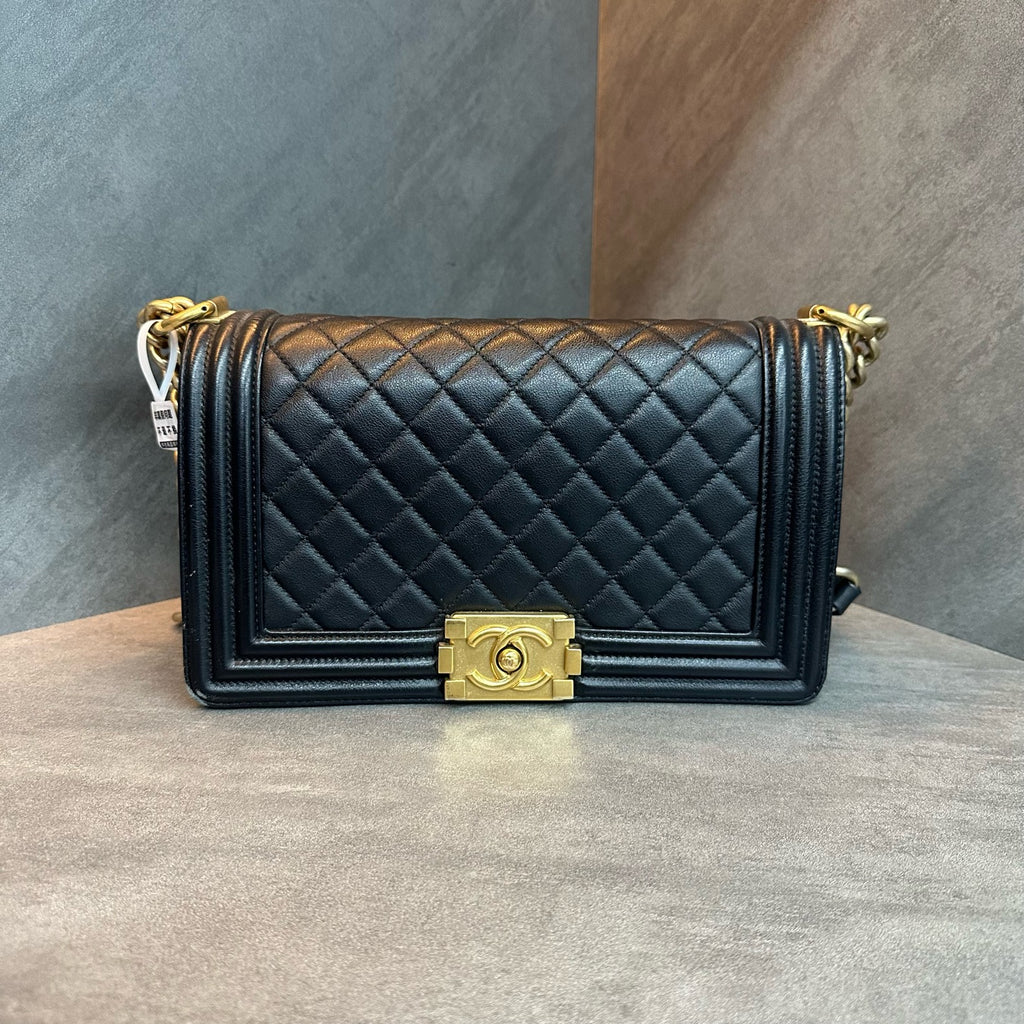 Chanel leboy medium-sized black gold cowhide chain bag, 20mo